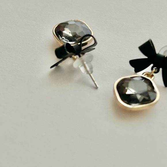 Elegant Black and Gold Bow Earrings - Picture 3 of 4